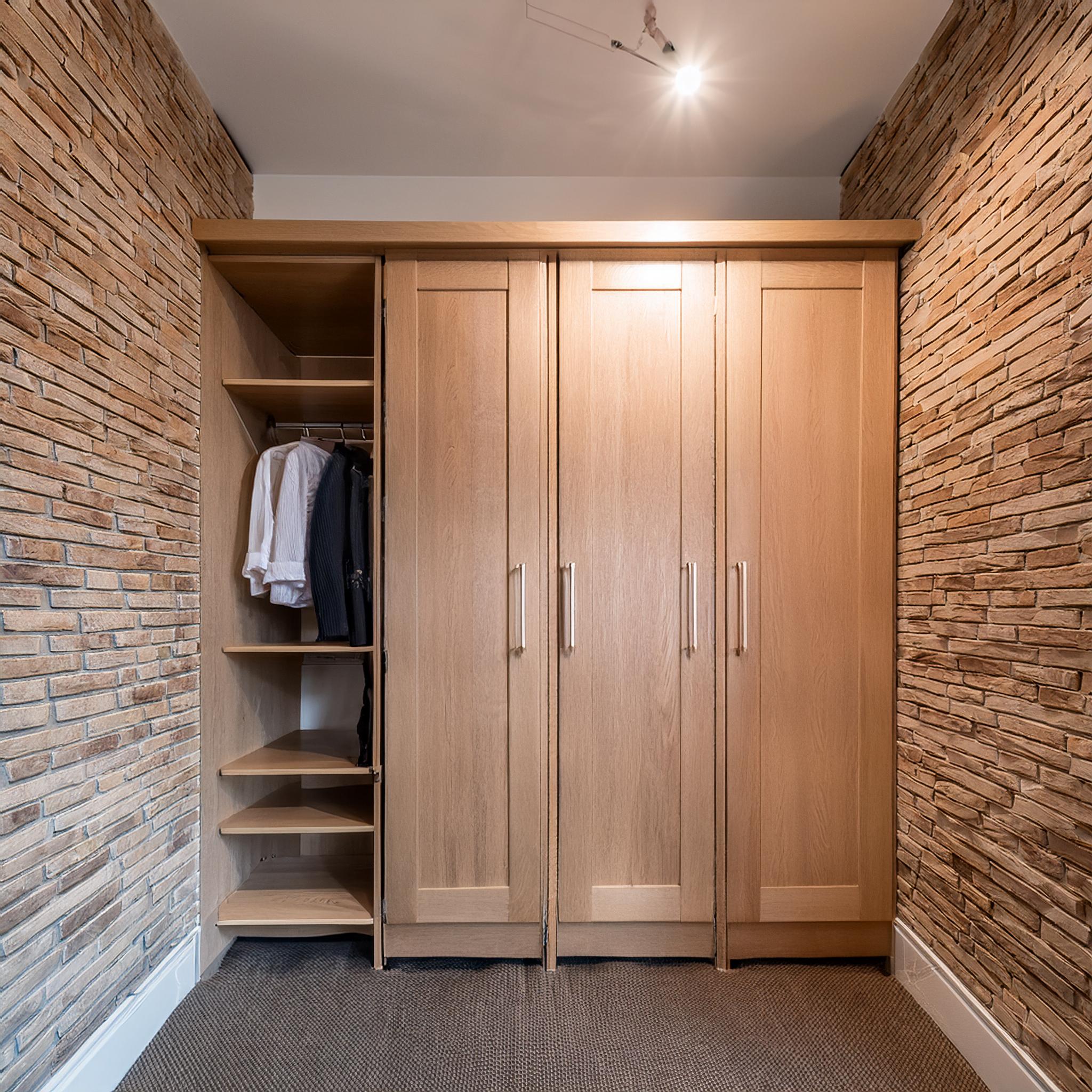 Armoire à portes battantes en hêtre