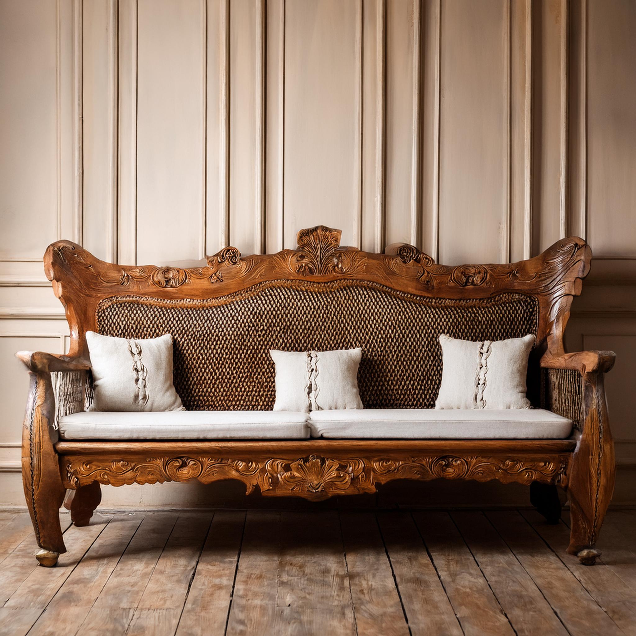 Canapé en bois sculpté avec assises en coton